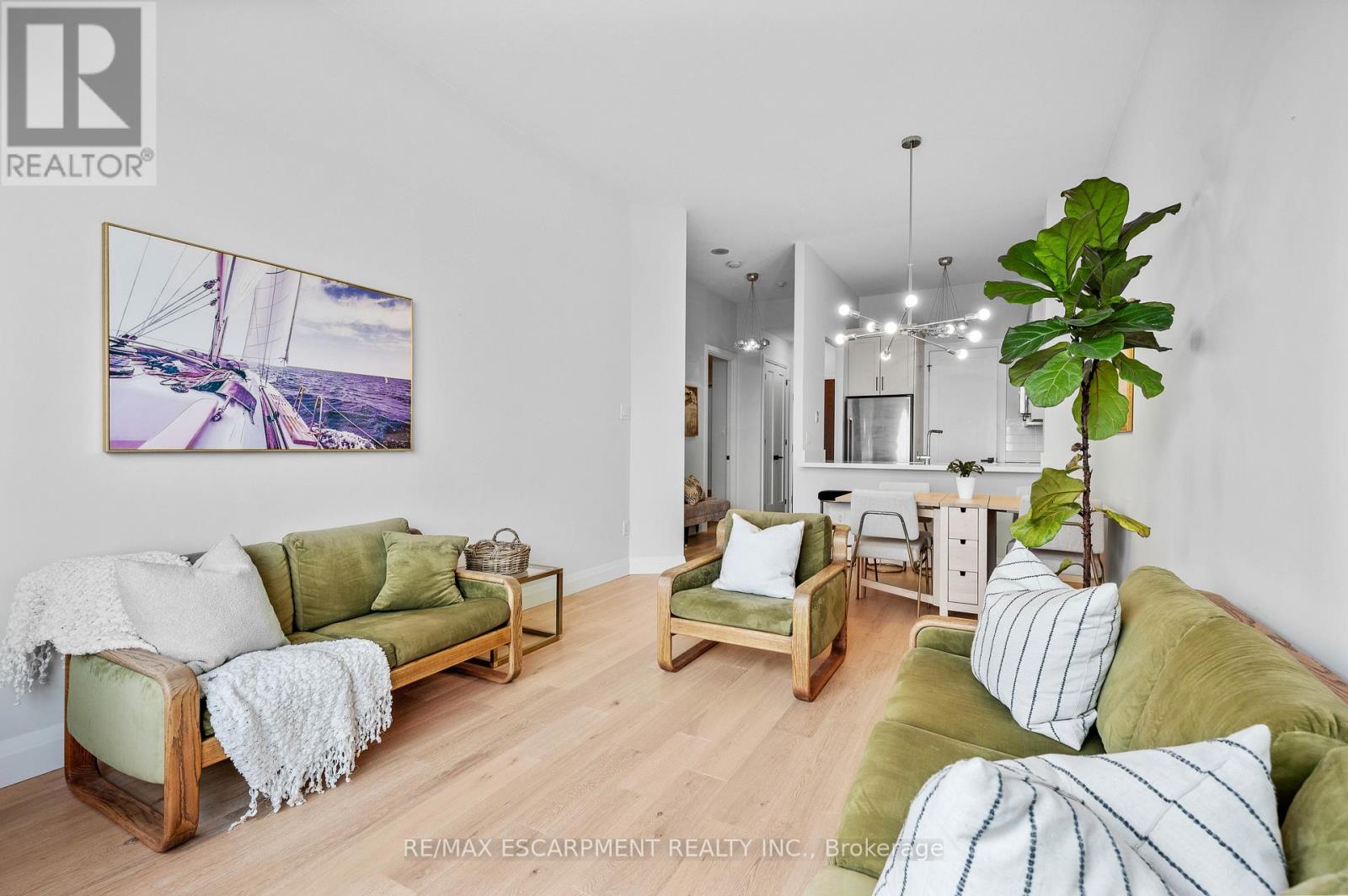 Photo 10 of 805 2511 Lakeshore Road W, Burlington ON