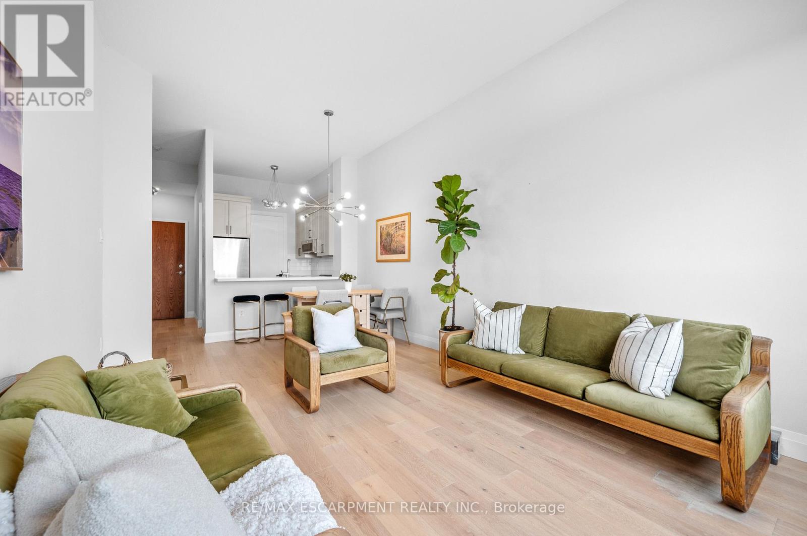 Photo 11 of 805 2511 Lakeshore Road W, Burlington ON