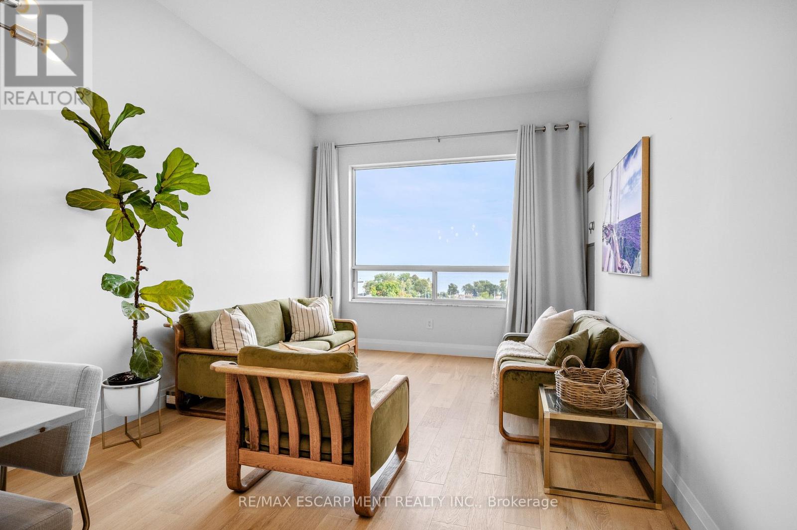 Photo 12 of 805 2511 Lakeshore Road W, Burlington ON