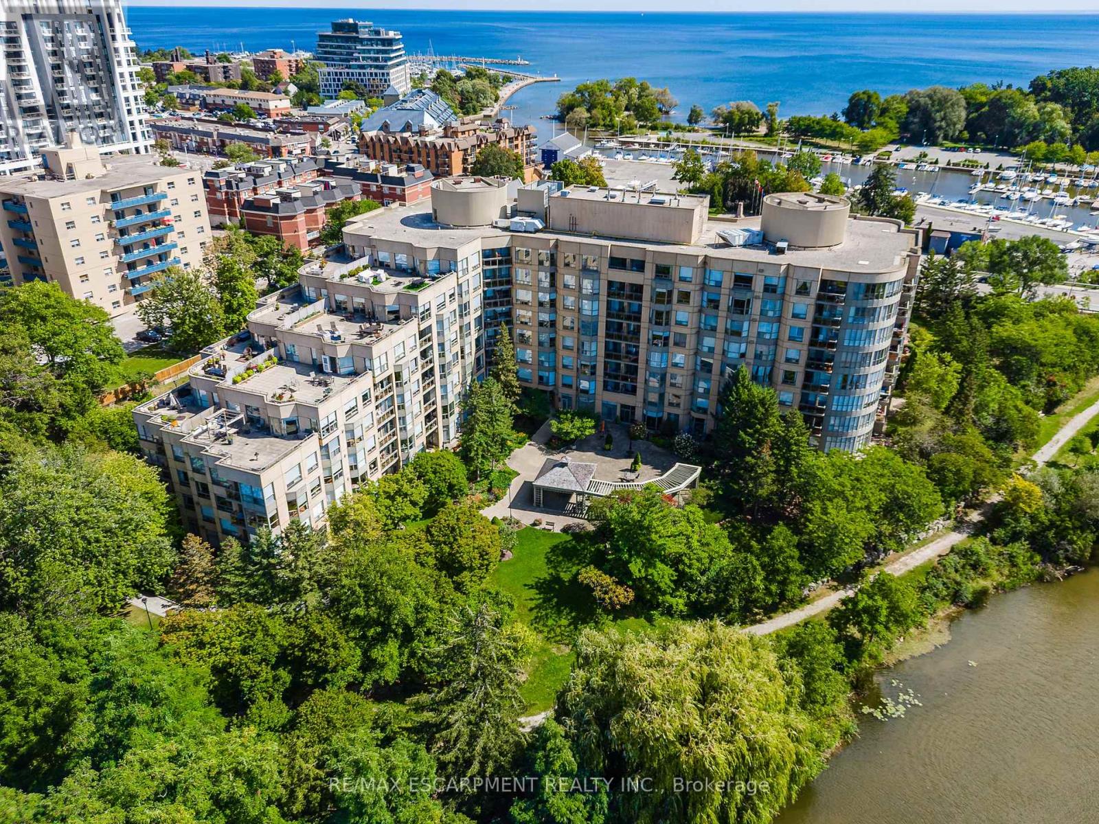 Photo 2 of 805 2511 Lakeshore Road W, Burlington ON
