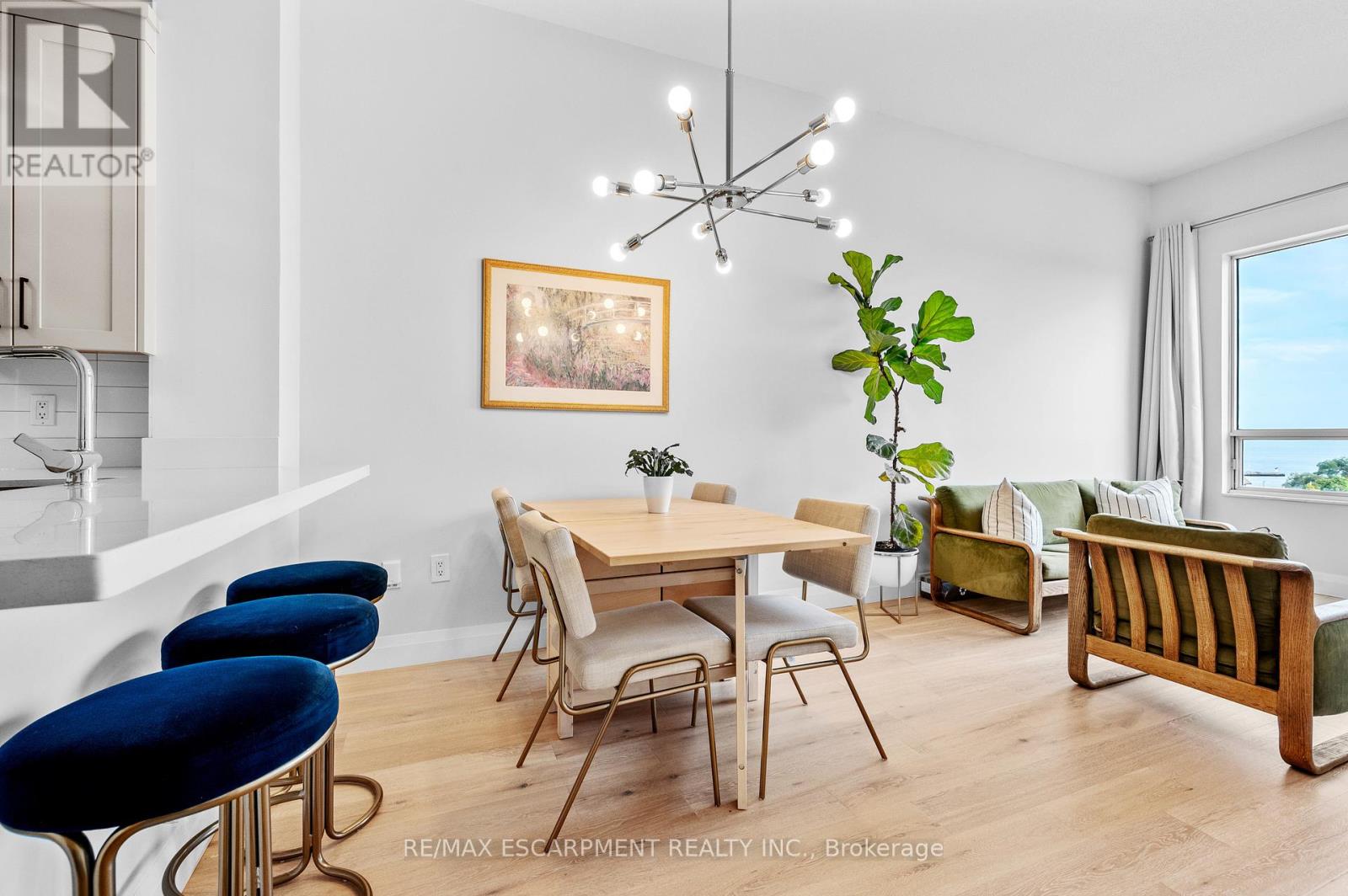 Photo 8 of 805 2511 Lakeshore Road W, Burlington ON
