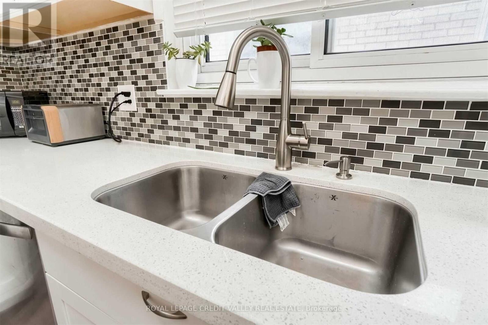 Photo 10 of 20 Glenforest Road, Brampton ON