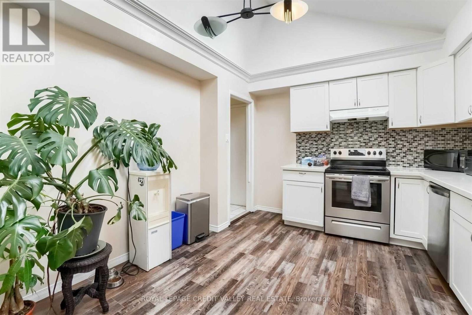 Photo 11 of 20 Glenforest Road, Brampton ON