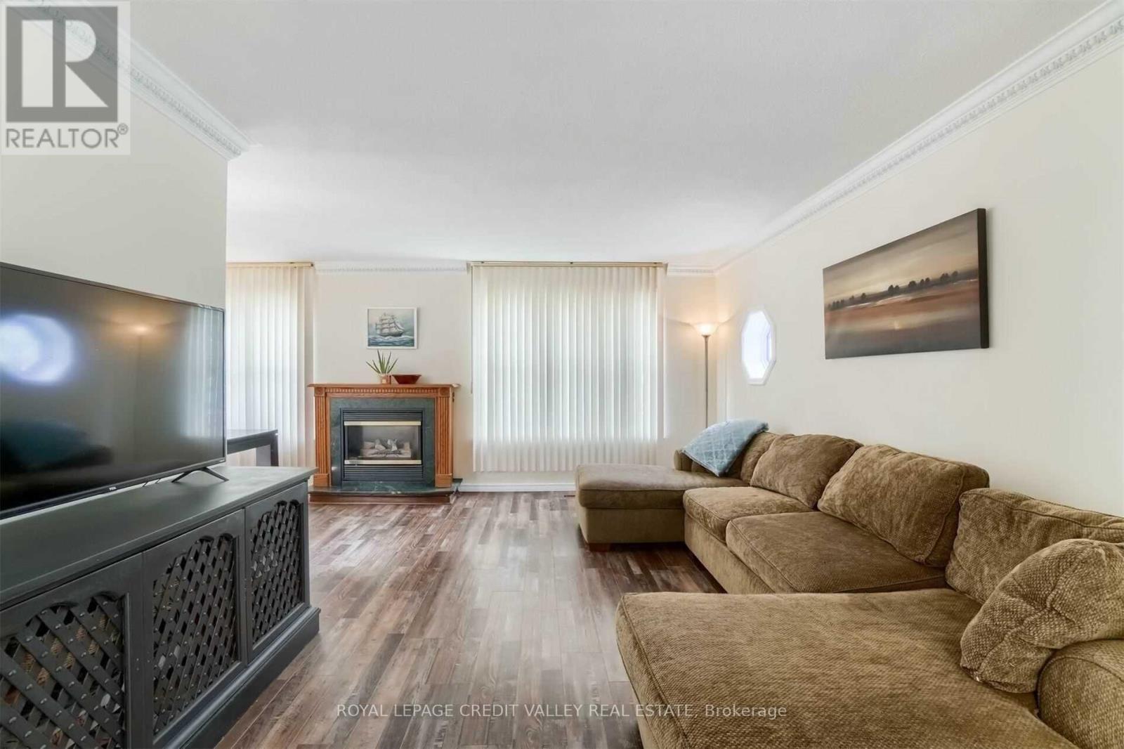 Photo 5 of 20 Glenforest Road, Brampton ON