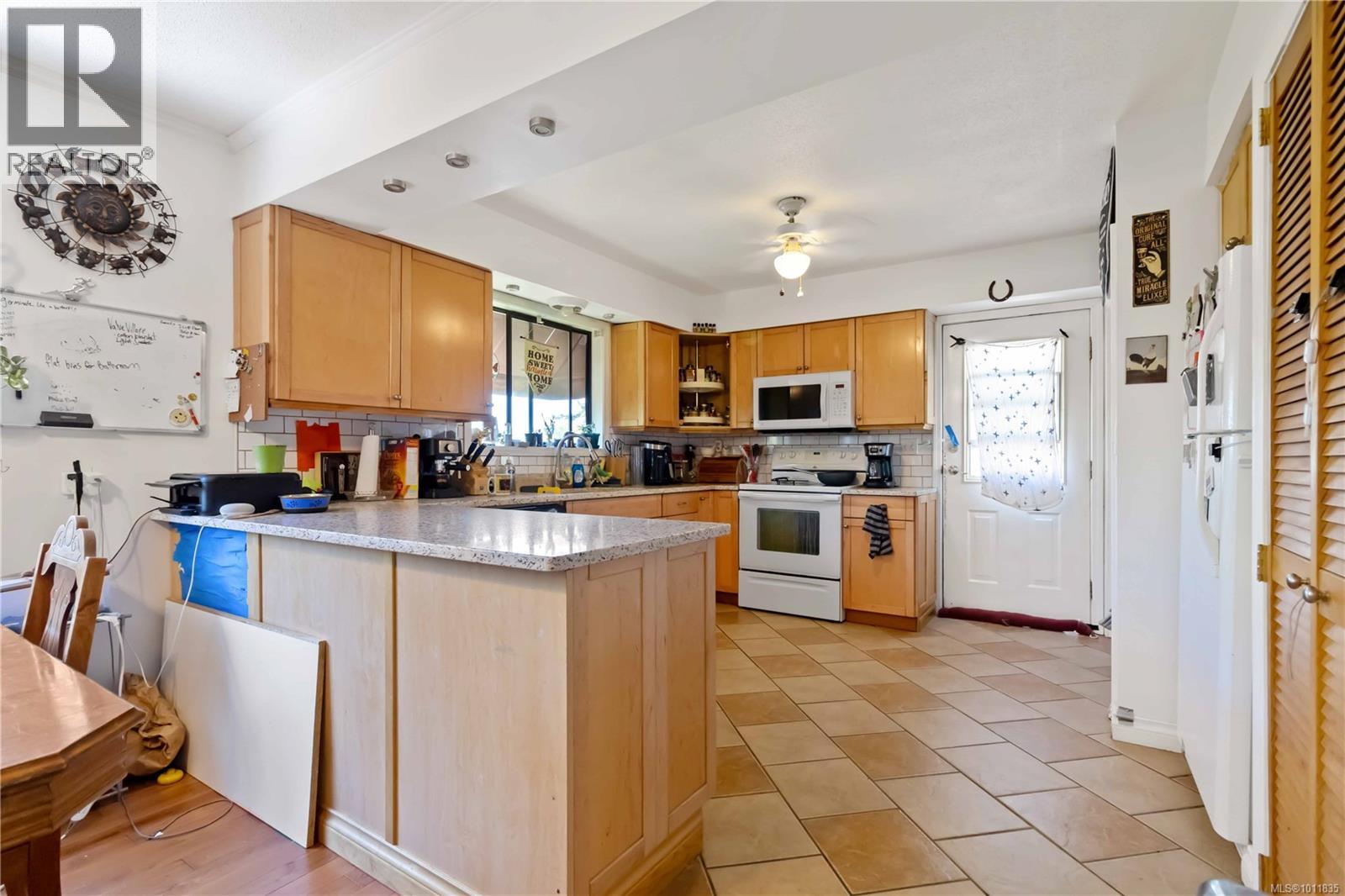 Photo 10 of 4131 Barrington Rd, Saanich BC