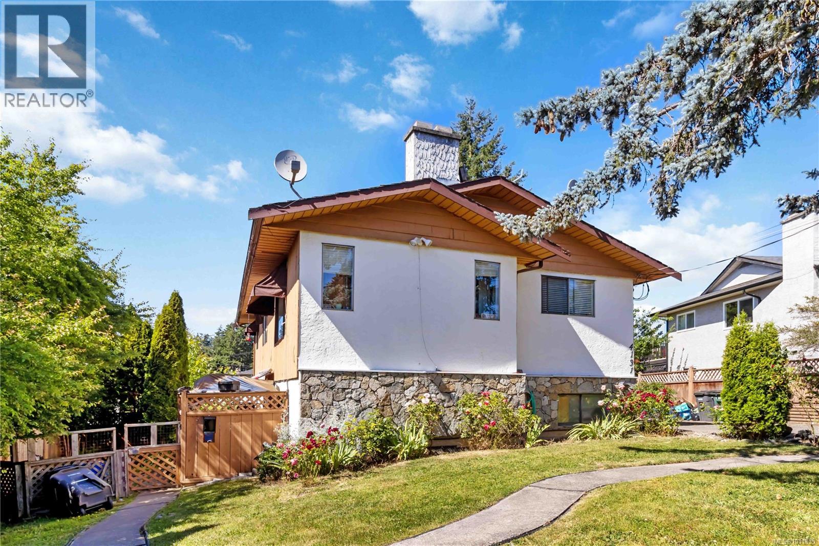 Photo 2 of 4131 Barrington Rd, Saanich BC