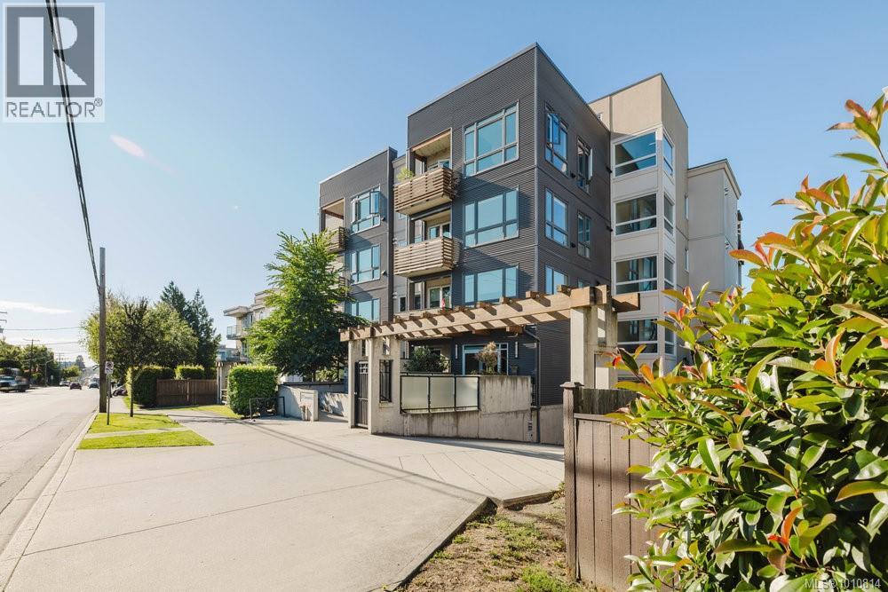Photo 2 of 301 317 Burnside Rd E, Victoria BC