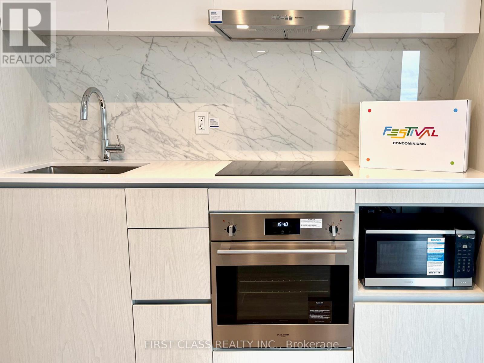 Photo 12 of 2512 28 Interchange Way, Vaughan ON