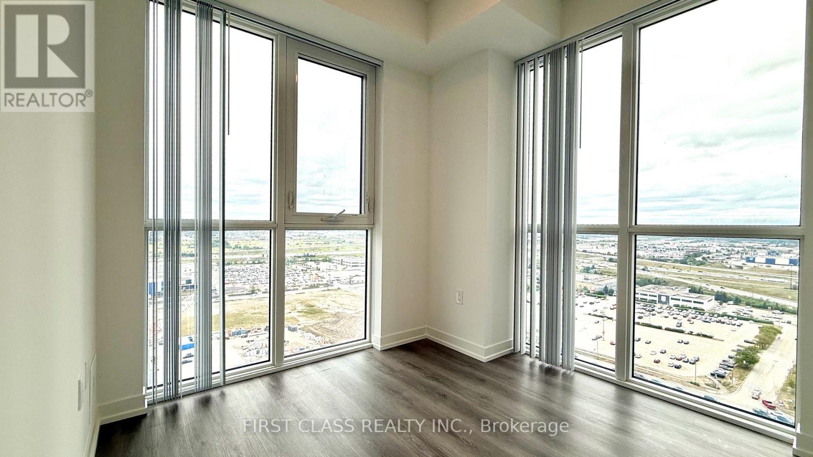 Photo 25 of 2512 28 Interchange Way, Vaughan ON