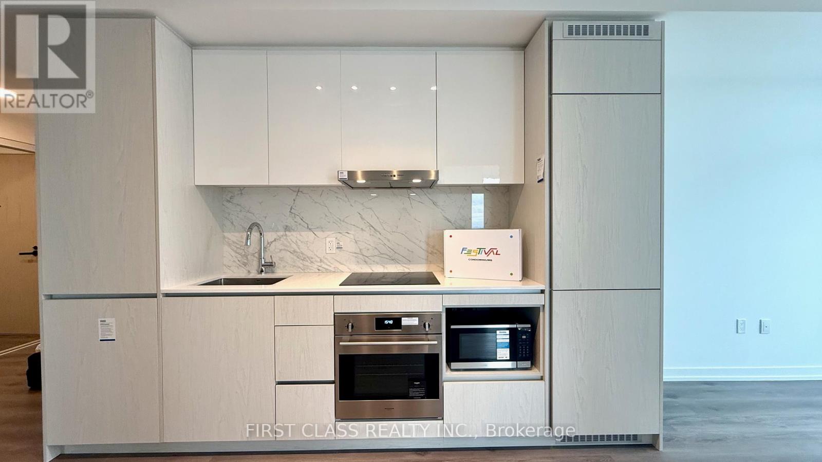 Photo 10 of 2512 28 Interchange Way, Vaughan ON