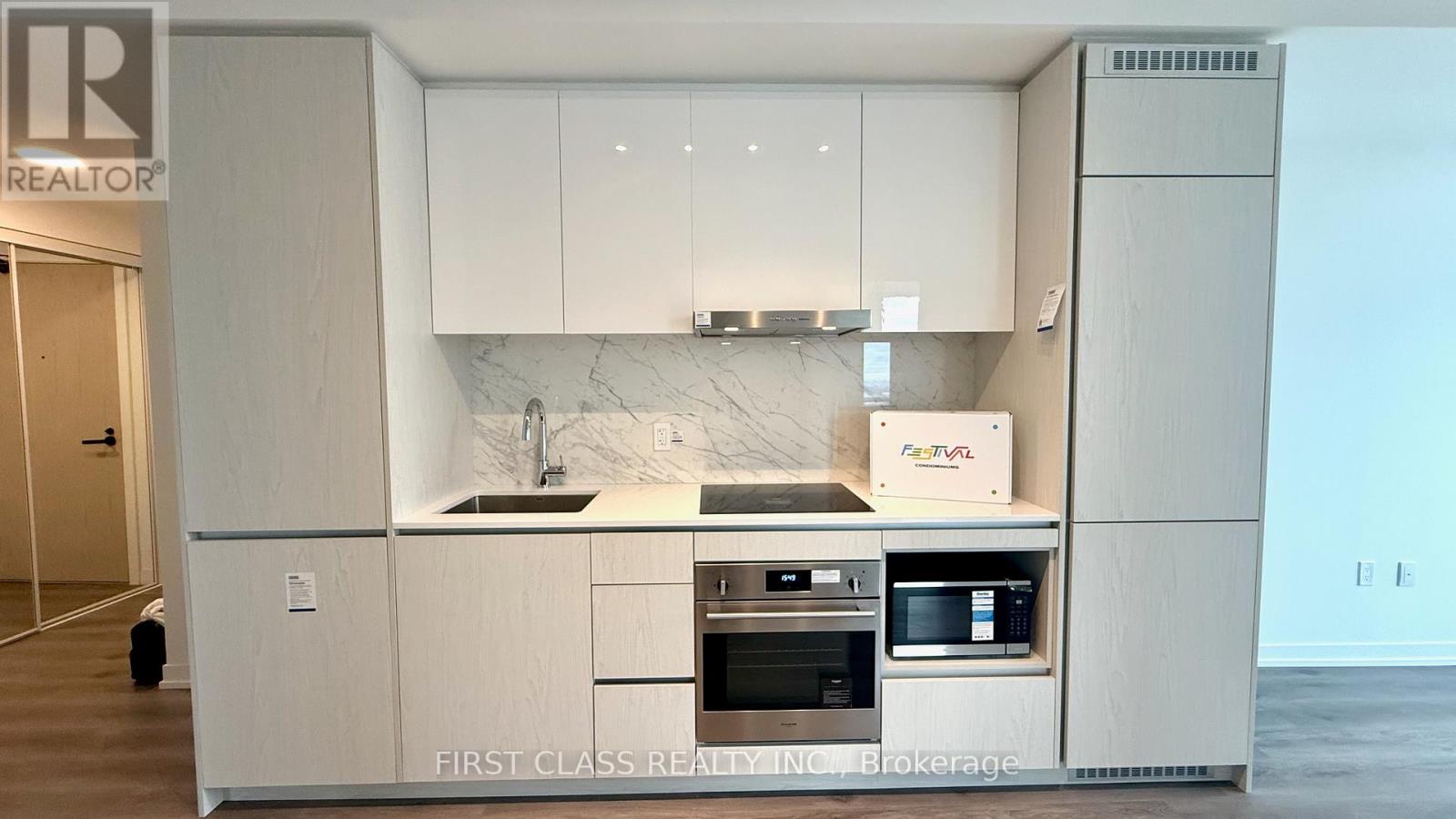 Photo 11 of 2512 28 Interchange Way, Vaughan ON