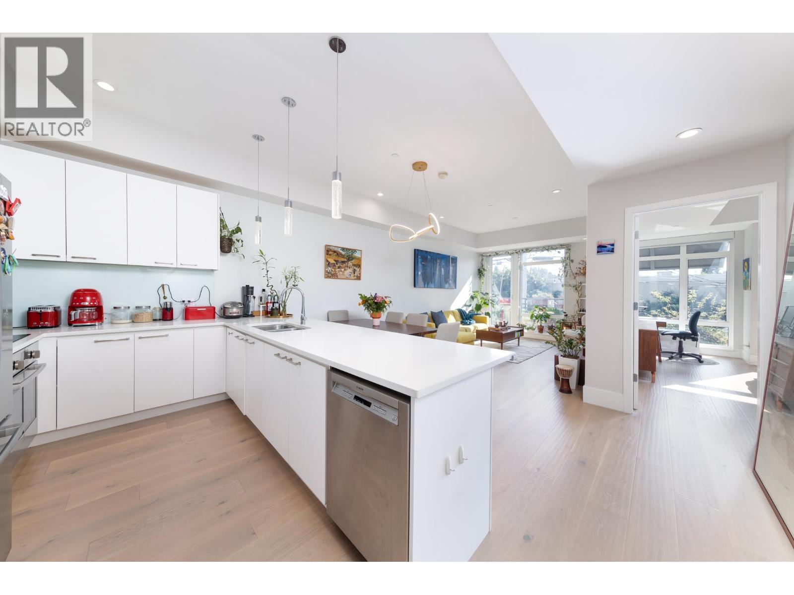 Photo 4 of 205 1591 Bowser Avenue, North Vancouver BC