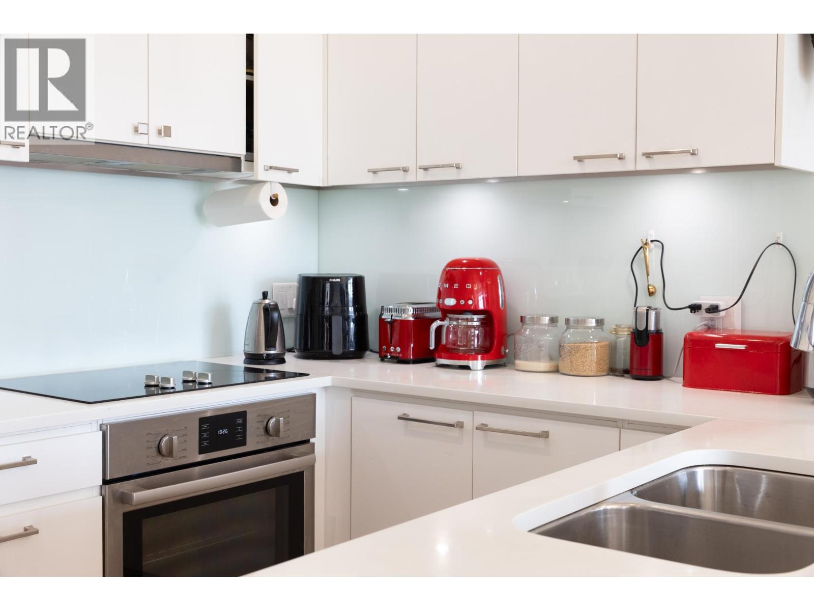 Photo 8 of 205 1591 Bowser Avenue, North Vancouver BC