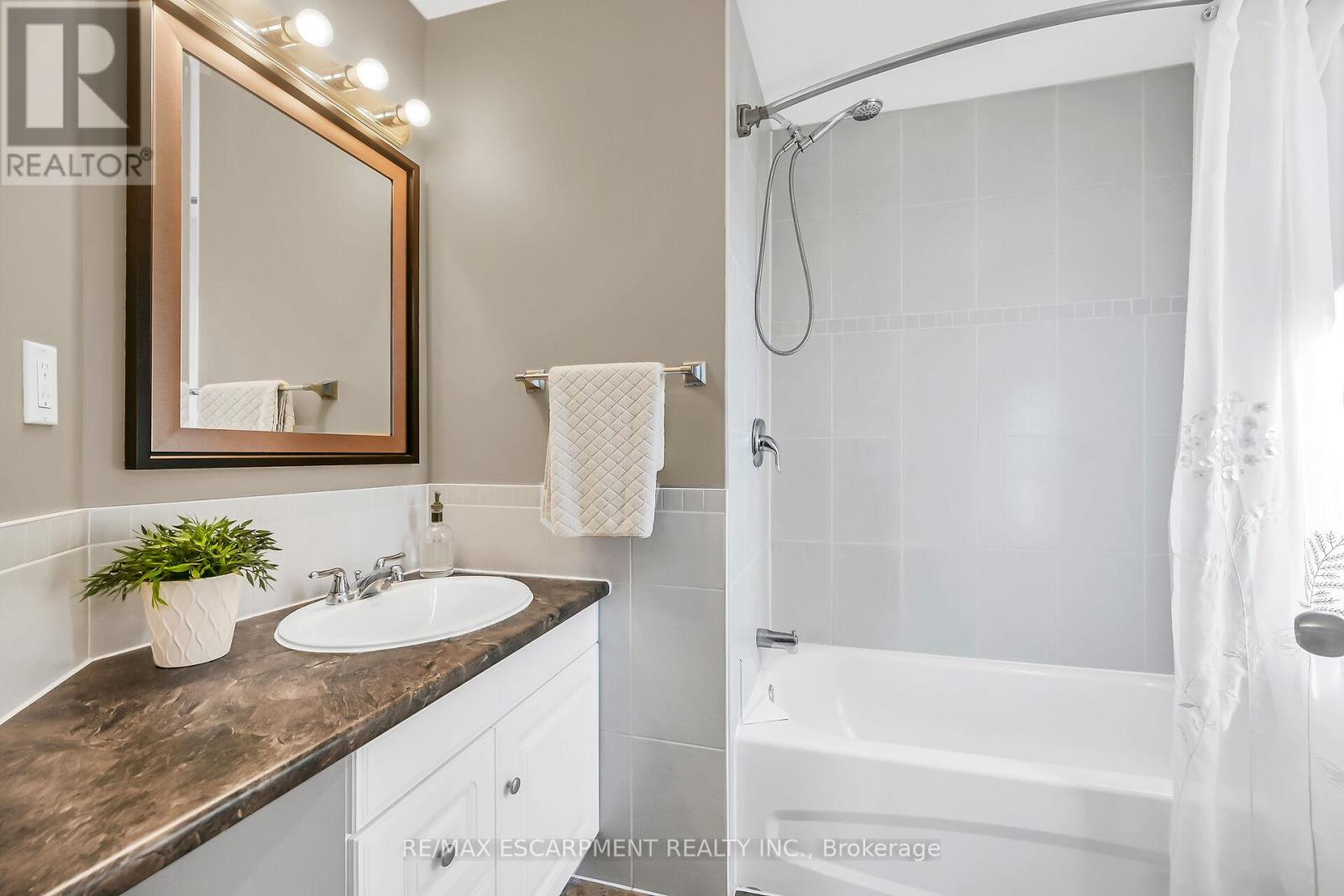 Single Family House for Sale in  COCHRANE ROAD Hamilton (Rosedale) 