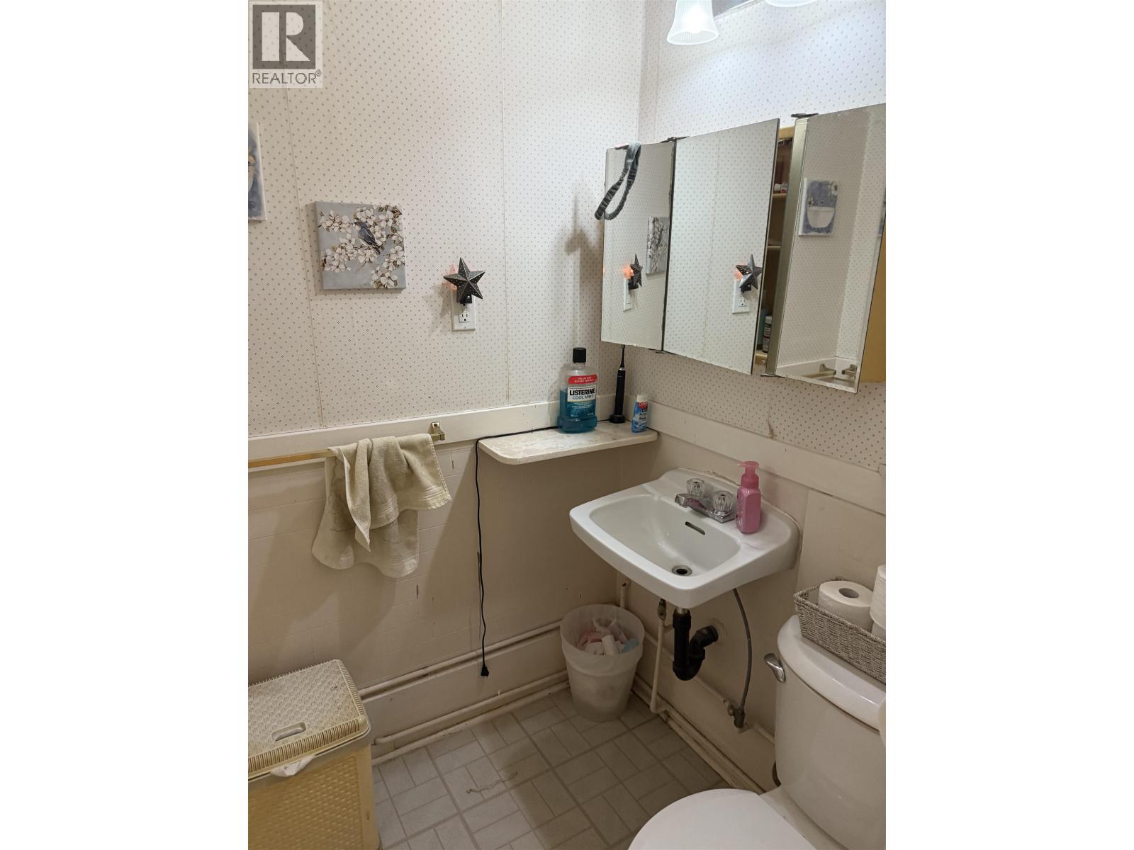 Photo 10 of 423 Sixth Street, New Westminster BC
