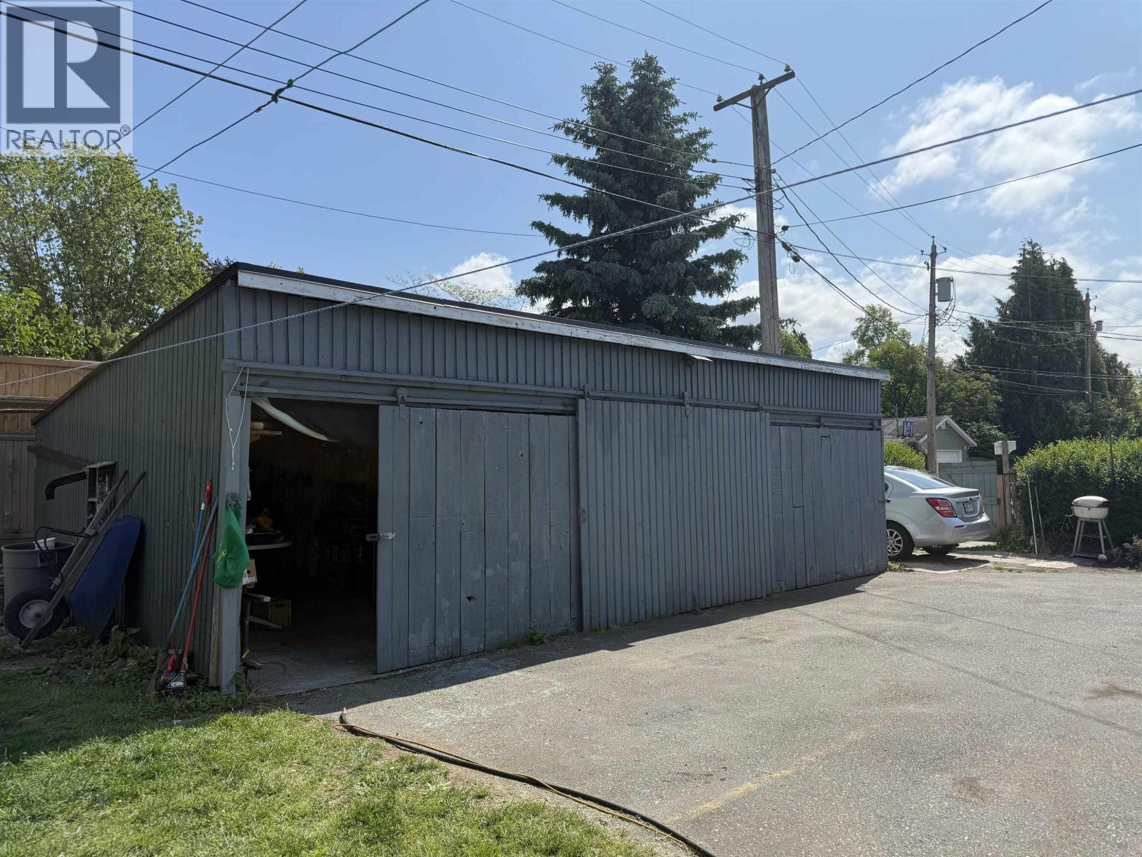 Photo 3 of 423 Sixth Street, New Westminster BC