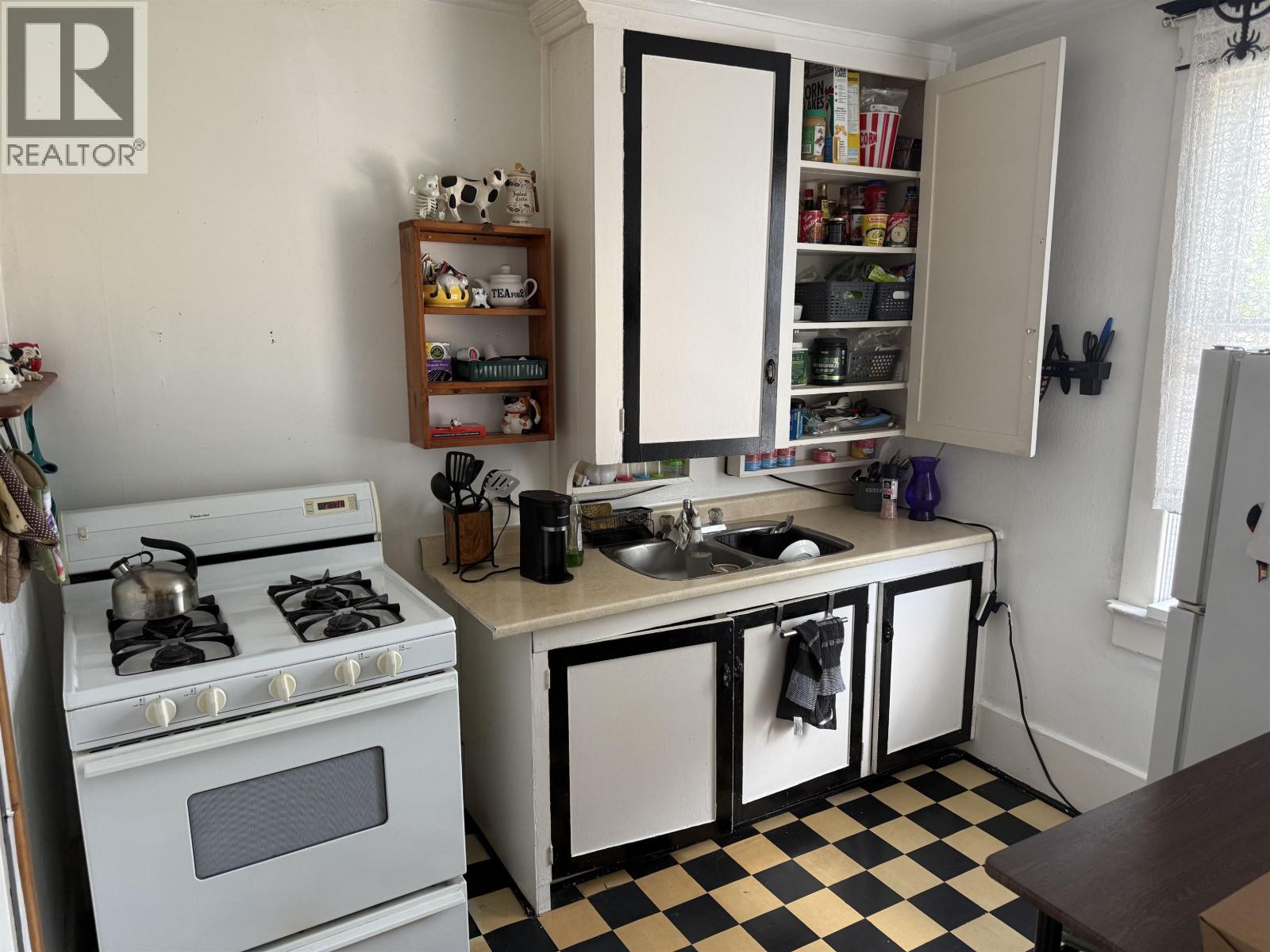 Photo 8 of 423 Sixth Street, New Westminster BC