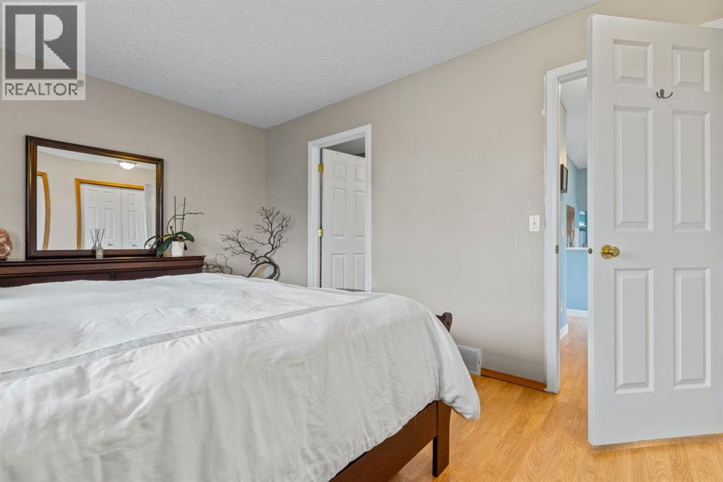 Single Family House 4 Level for Sale in  Somervale Place SW Somerset Calgary 