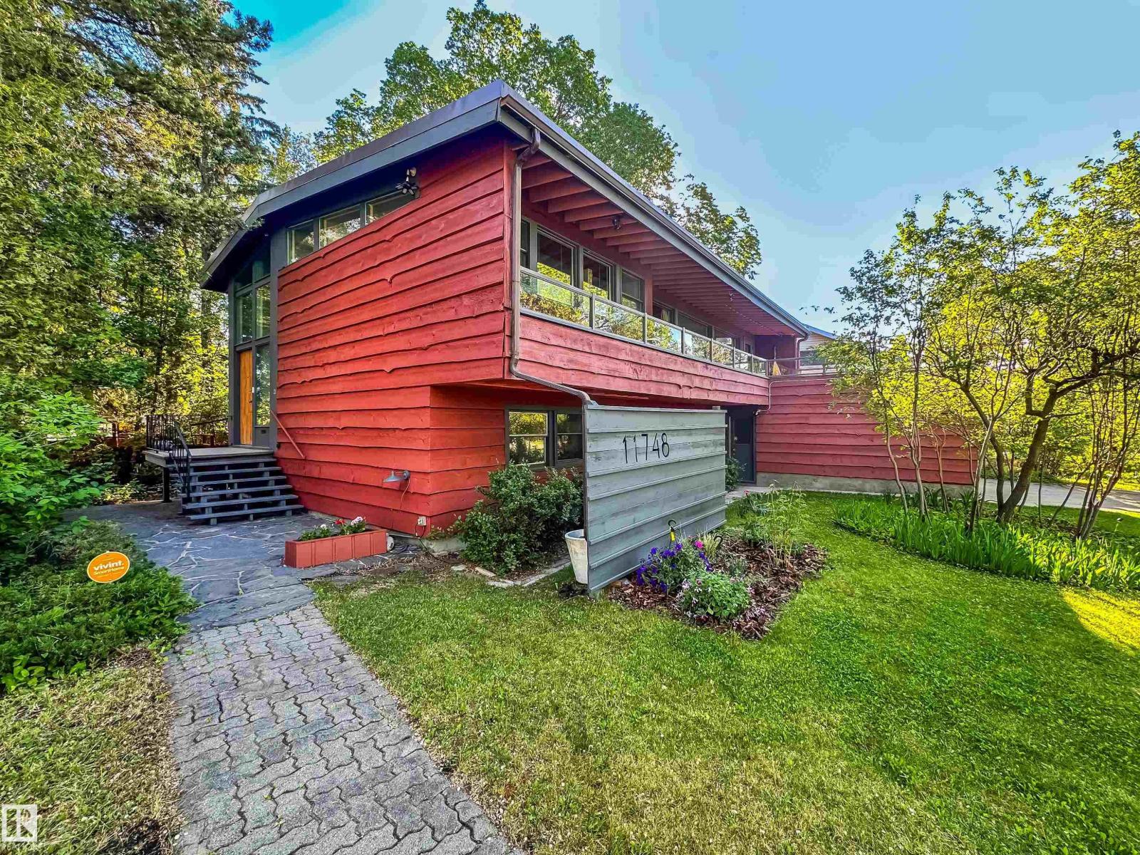 Photo 3 of 11748 University Av Nw, Edmonton AB