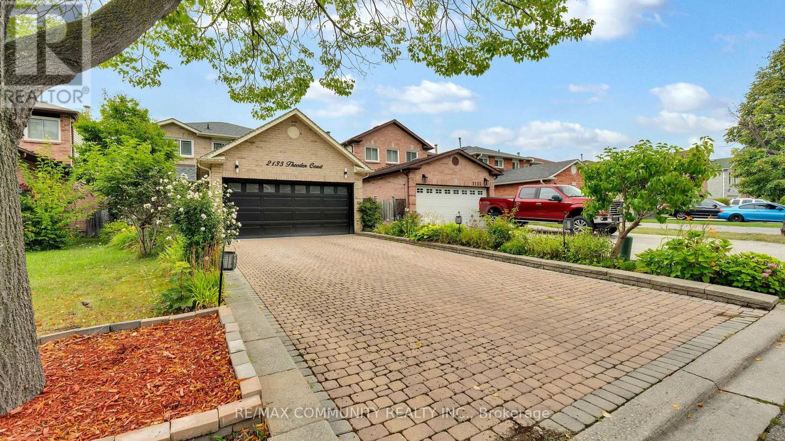 Photo 3 of 2135 Theoden Court, Pickering ON