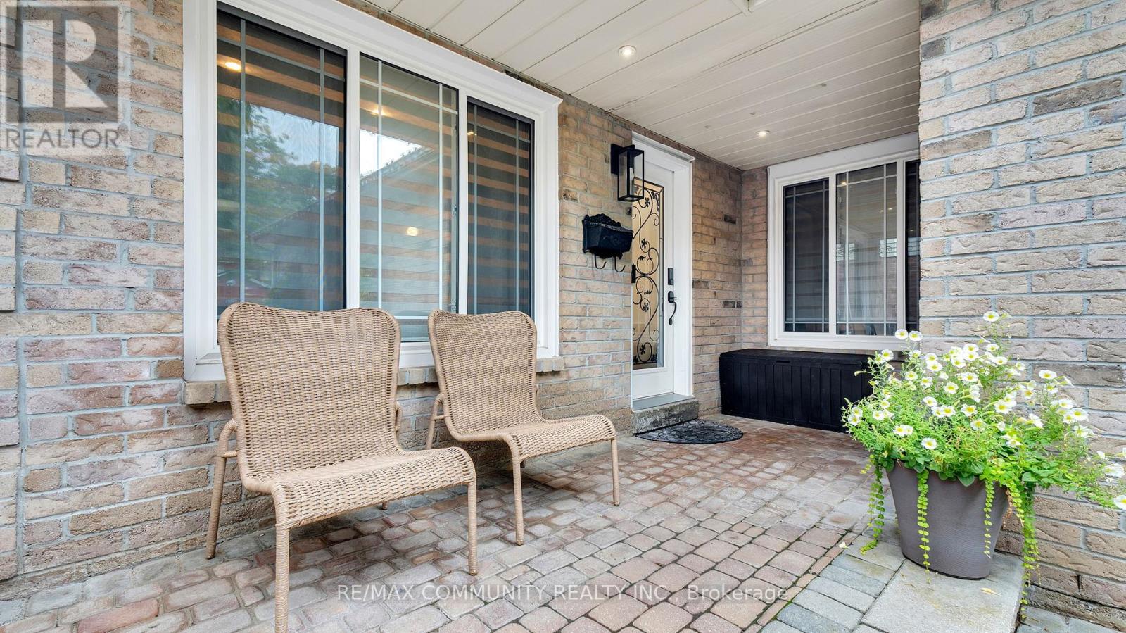 Photo 5 of 2135 Theoden Court, Pickering ON