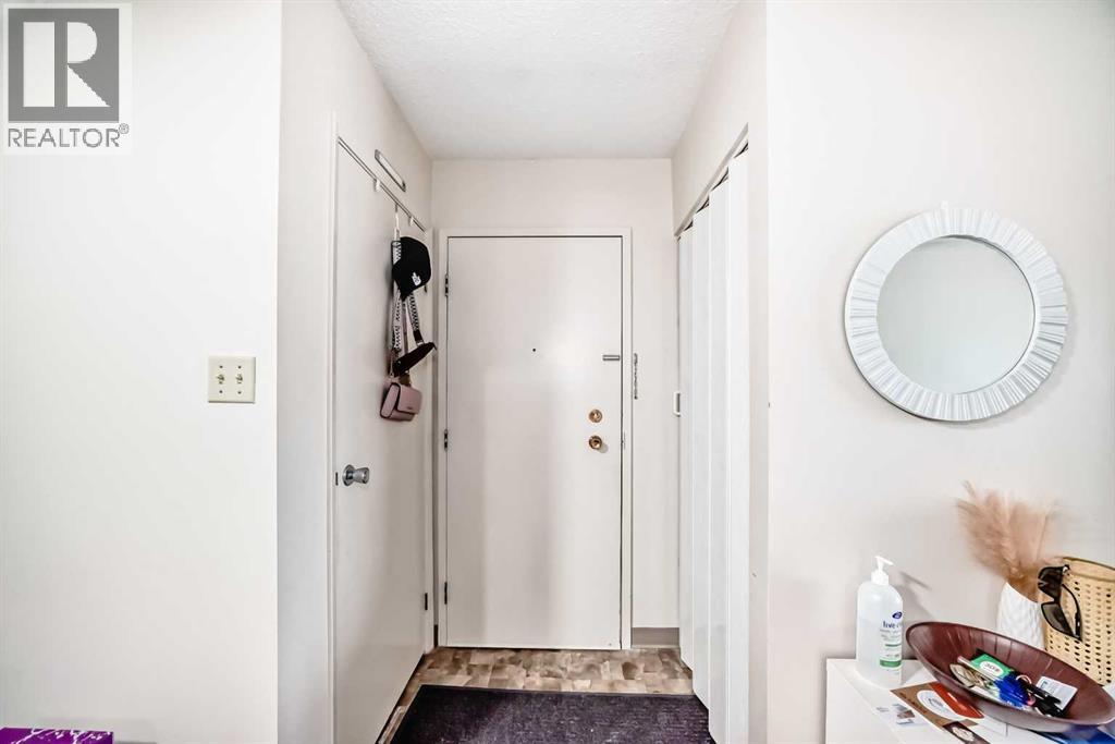 Photo 4 of 7312 315 Southampton Drive, Calgary AB