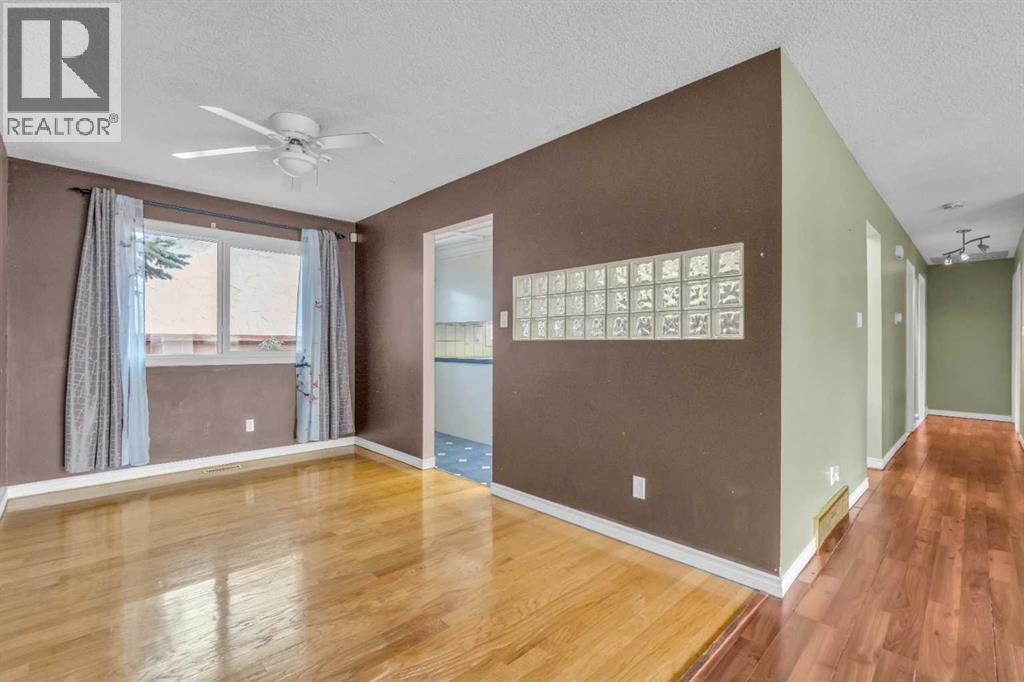 Single Family House Bi-level for Sale in  Queen Alexandra Way SE Queensland Calgary 