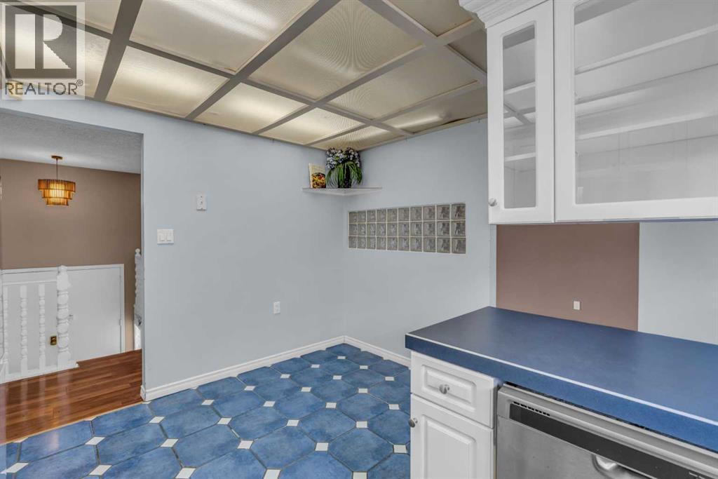 Single Family House Bi-level for Sale in  Queen Alexandra Way SE Queensland Calgary 