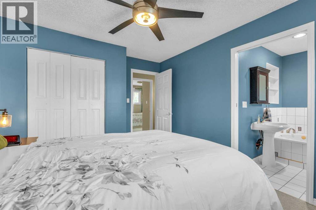 Single Family House Bi-level for Sale in  Queen Alexandra Way SE Queensland Calgary 