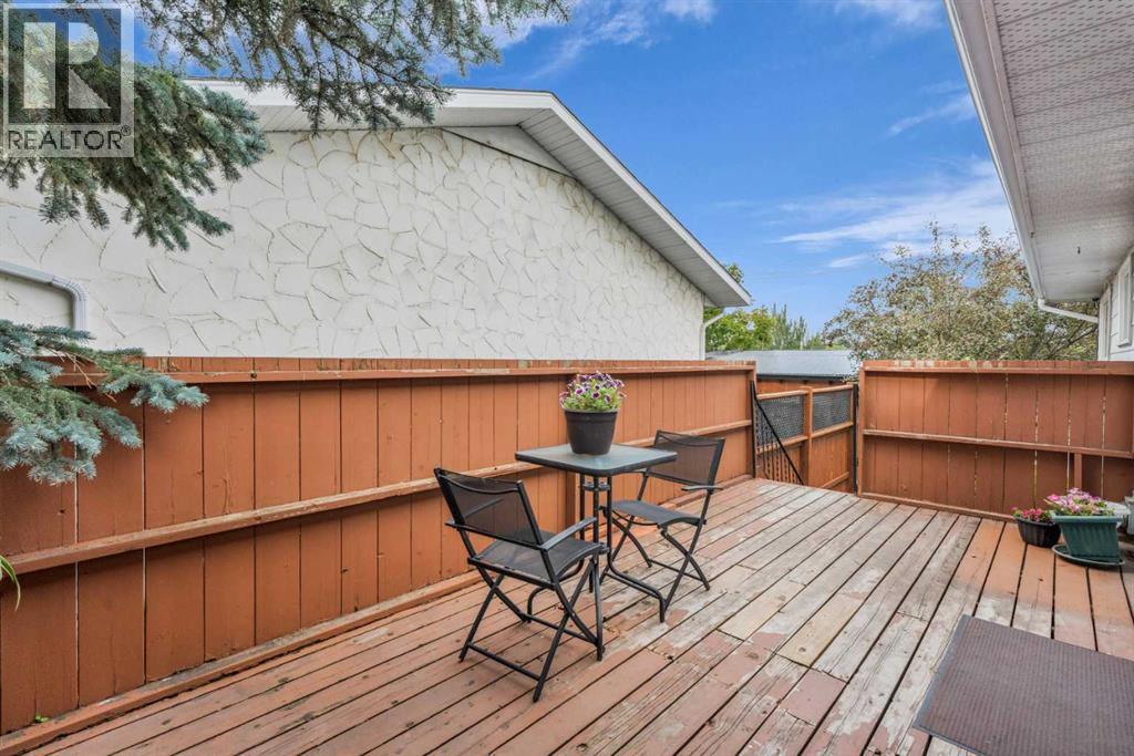 Single Family House Bi-level for Sale in  Queen Alexandra Way SE Queensland Calgary 