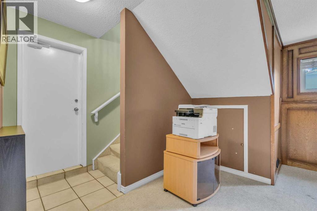 Single Family House Bi-level for Sale in  Queen Alexandra Way SE Queensland Calgary 