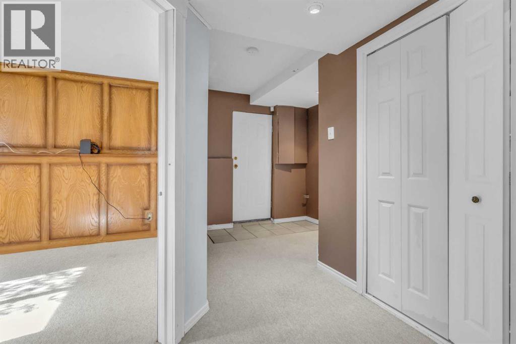 Single Family House Bi-level for Sale in  Queen Alexandra Way SE Queensland Calgary 