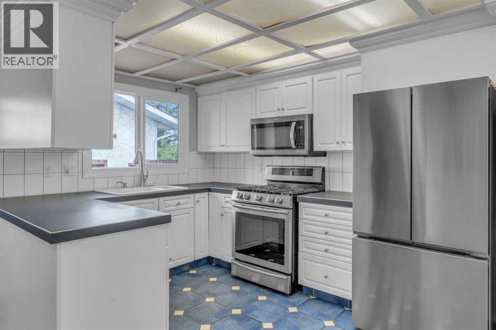Single Family House Bi-level for Sale in  Queen Alexandra Way SE Queensland Calgary 