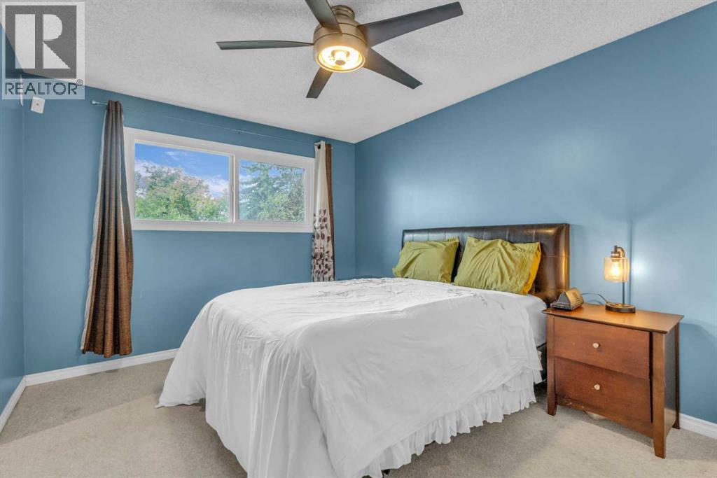 Single Family House Bi-level for Sale in  Queen Alexandra Way SE Queensland Calgary 