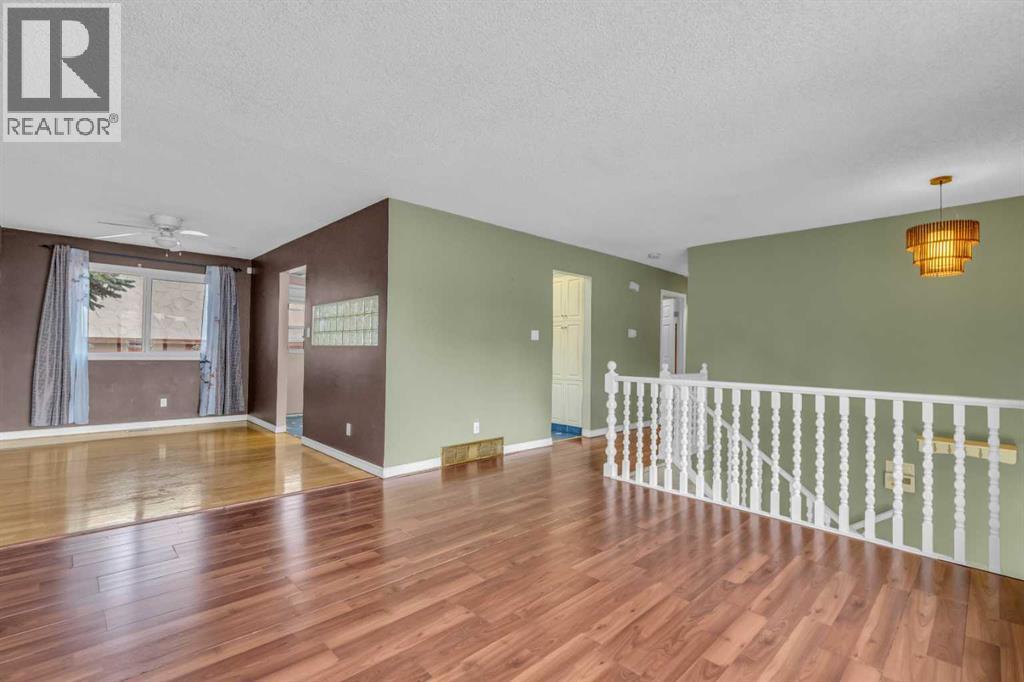 Single Family House Bi-level for Sale in  Queen Alexandra Way SE Queensland Calgary 