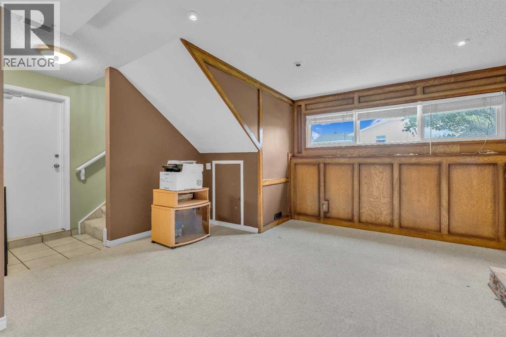 Single Family House Bi-level for Sale in  Queen Alexandra Way SE Queensland Calgary 