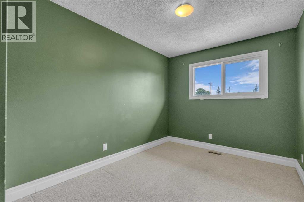 Single Family House Bi-level for Sale in  Queen Alexandra Way SE Queensland Calgary 