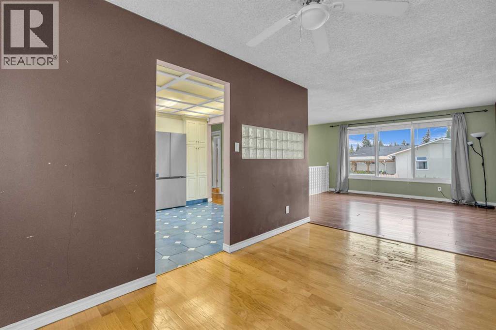 Single Family House Bi-level for Sale in  Queen Alexandra Way SE Queensland Calgary 