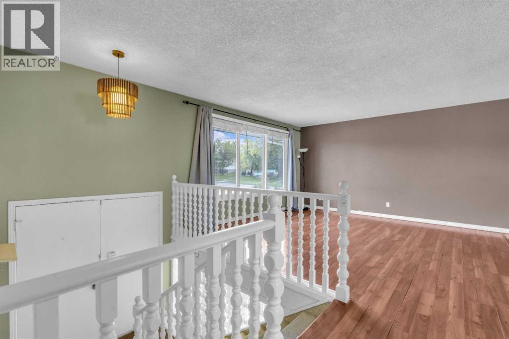 Single Family House Bi-level for Sale in  Queen Alexandra Way SE Queensland Calgary 