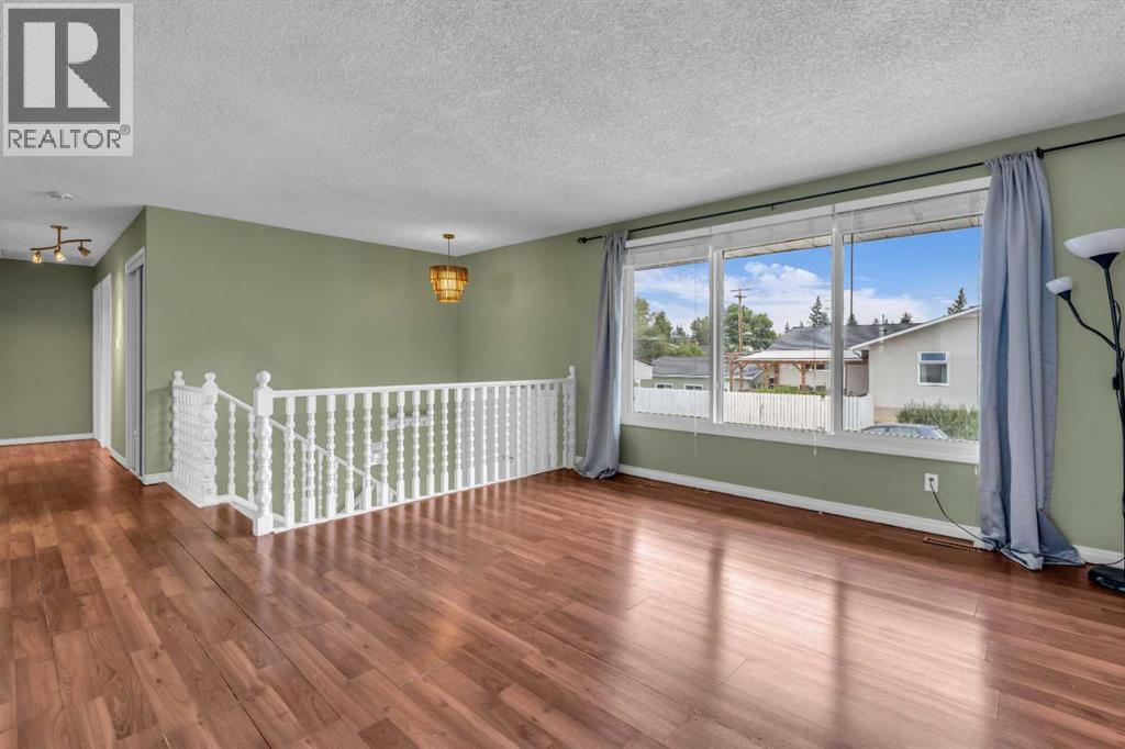 Single Family House Bi-level for Sale in  Queen Alexandra Way SE Queensland Calgary 
