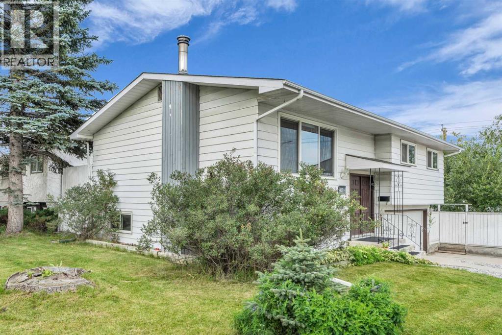 Single Family House Bi-level for Sale in  Queen Alexandra Way SE Queensland Calgary 