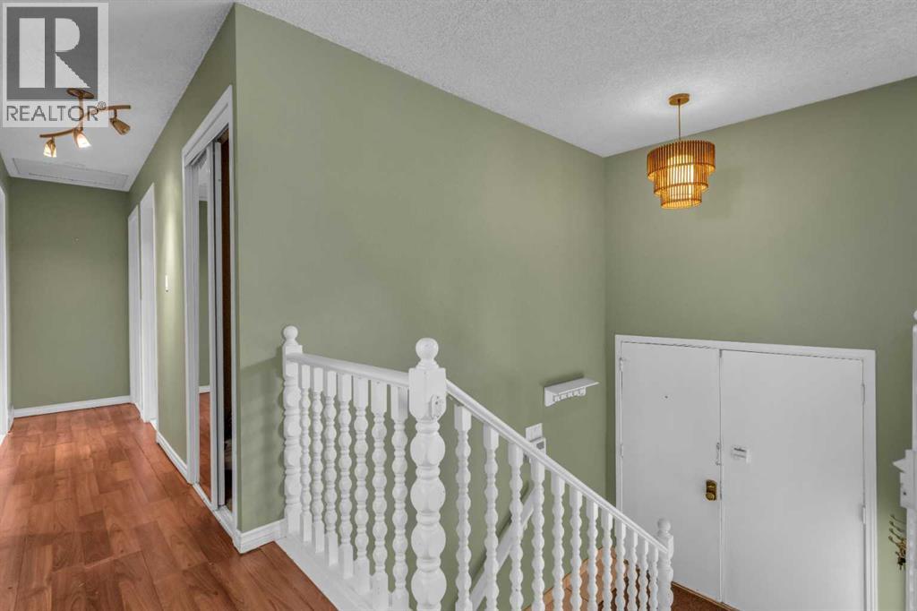 Single Family House Bi-level for Sale in  Queen Alexandra Way SE Queensland Calgary 