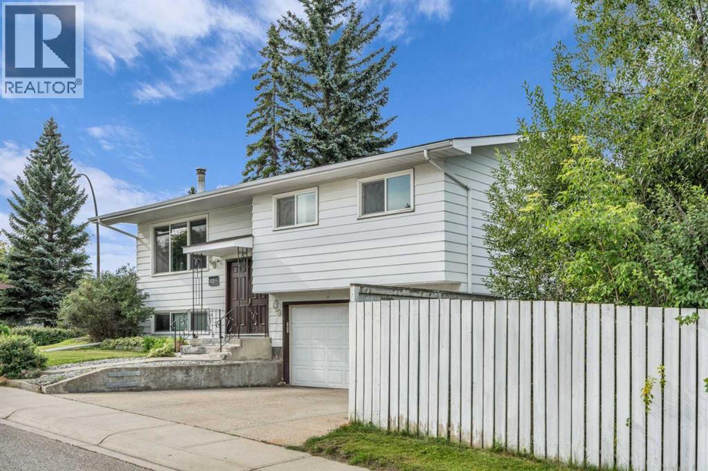 Single Family House Bi-level for Sale in  Queen Alexandra Way SE Queensland Calgary 
