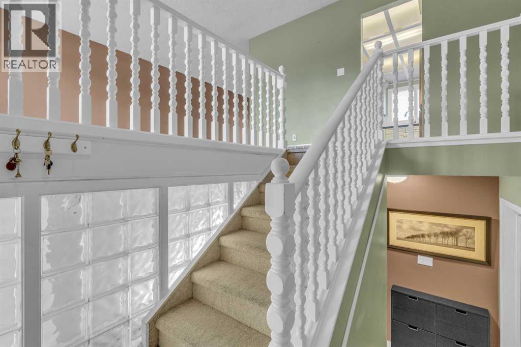 Single Family House Bi-level for Sale in  Queen Alexandra Way SE Queensland Calgary 