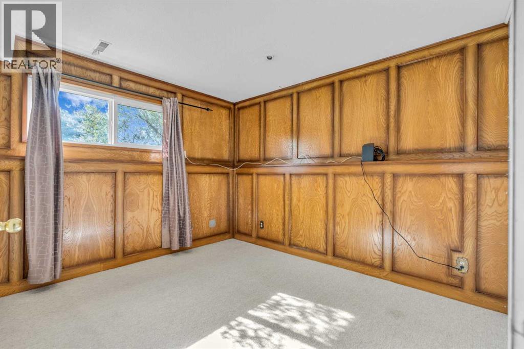 Single Family House Bi-level for Sale in  Queen Alexandra Way SE Queensland Calgary 