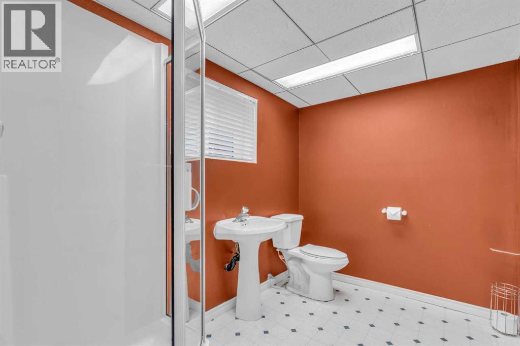 Single Family House Bi-level for Sale in  Queen Alexandra Way SE Queensland Calgary 