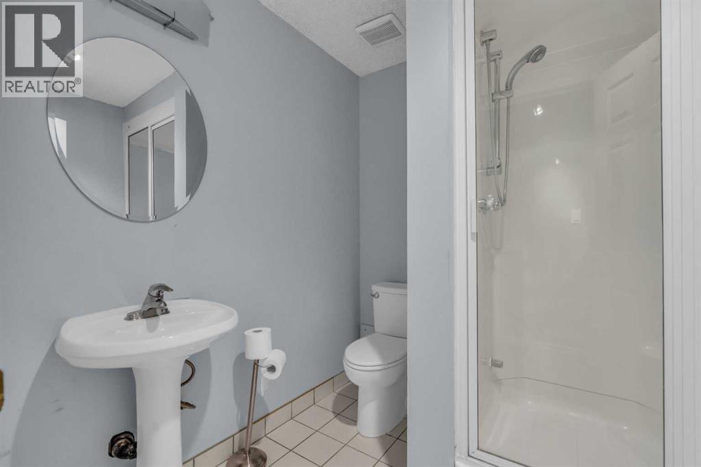 Single Family House Bi-level for Sale in  Queen Alexandra Way SE Queensland Calgary 