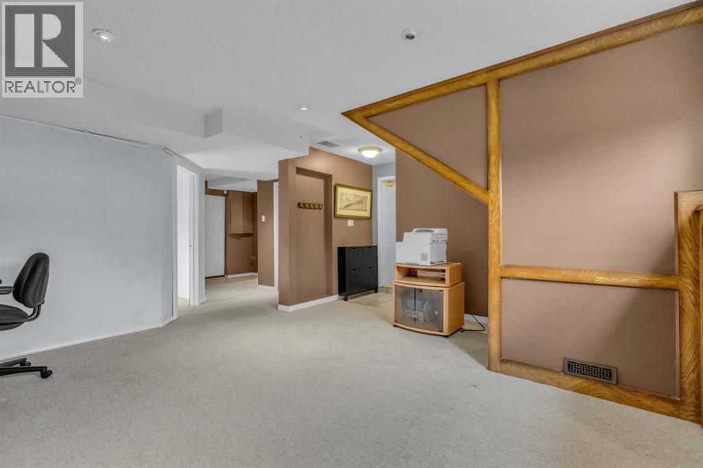 Single Family House Bi-level for Sale in  Queen Alexandra Way SE Queensland Calgary 