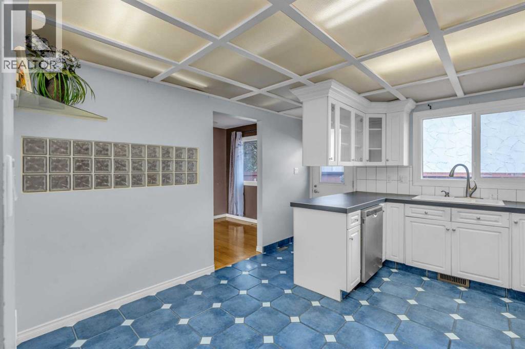 Single Family House Bi-level for Sale in  Queen Alexandra Way SE Queensland Calgary 