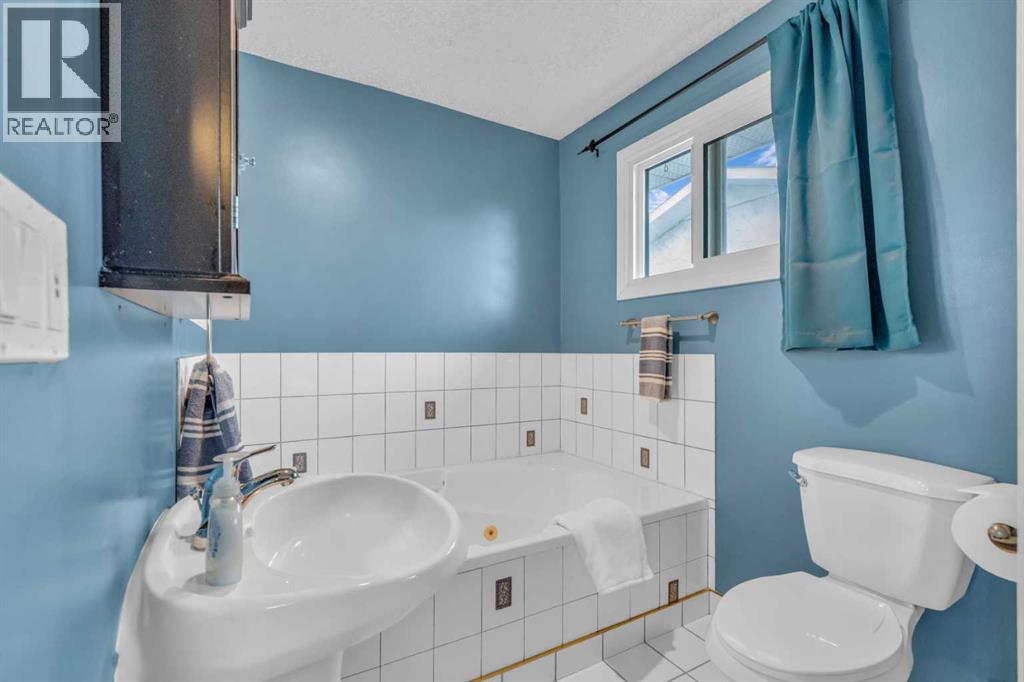 Single Family House Bi-level for Sale in  Queen Alexandra Way SE Queensland Calgary 